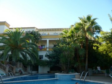 Flor Los Almendros Apartments